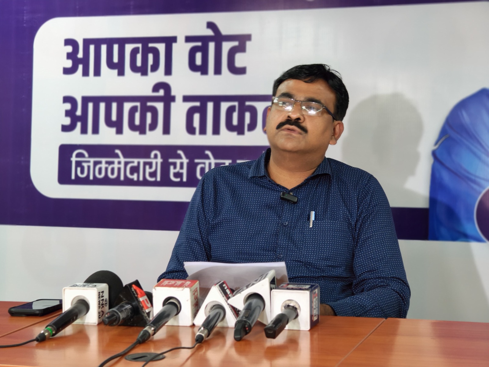 चुनाव के दौरान अगर निजी वाहन पर लगा रहे है ऐसा पोस्टर, तो हो जाए सावधान! जाना पड़ सकता है जेल