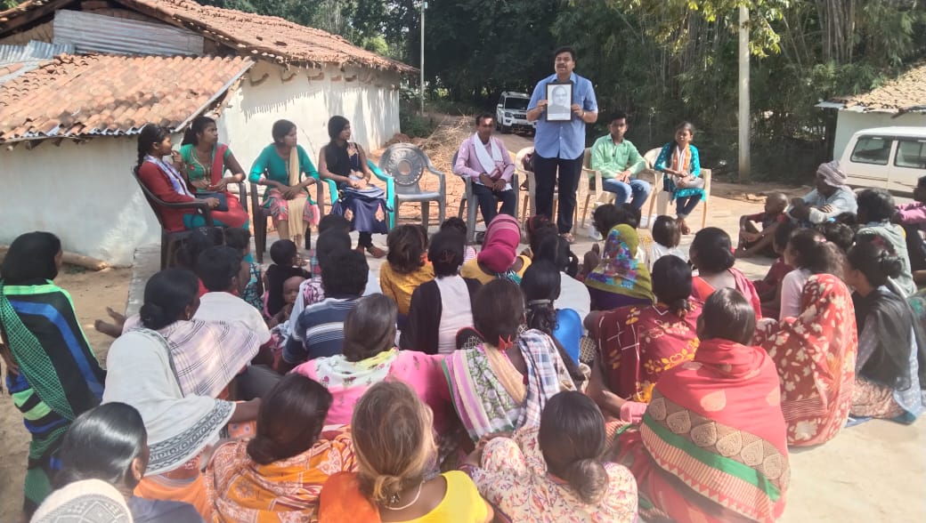 गाँव की बदल रही तस्वीर : डिजिटल हो रहे ग्रामीण बच्चे, डिजिटल प्रोजेक्टर ऑनलाइन क्लास के माध्यम से कर रहे गांव में पढ़ाई