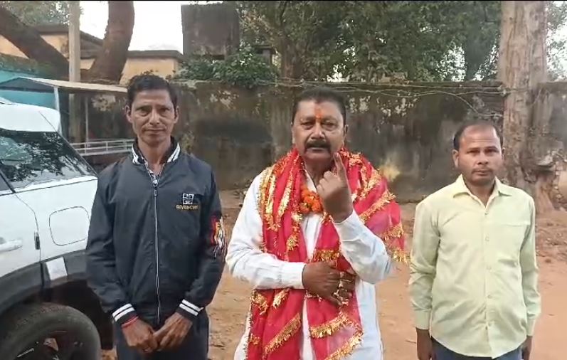 जरमुंडी विधानसभा क्षेत्र से भाजपा प्रत्याशी देवेंद्र कुंवर ने डाला वोट, लोगों से की मतदान करने की अपील