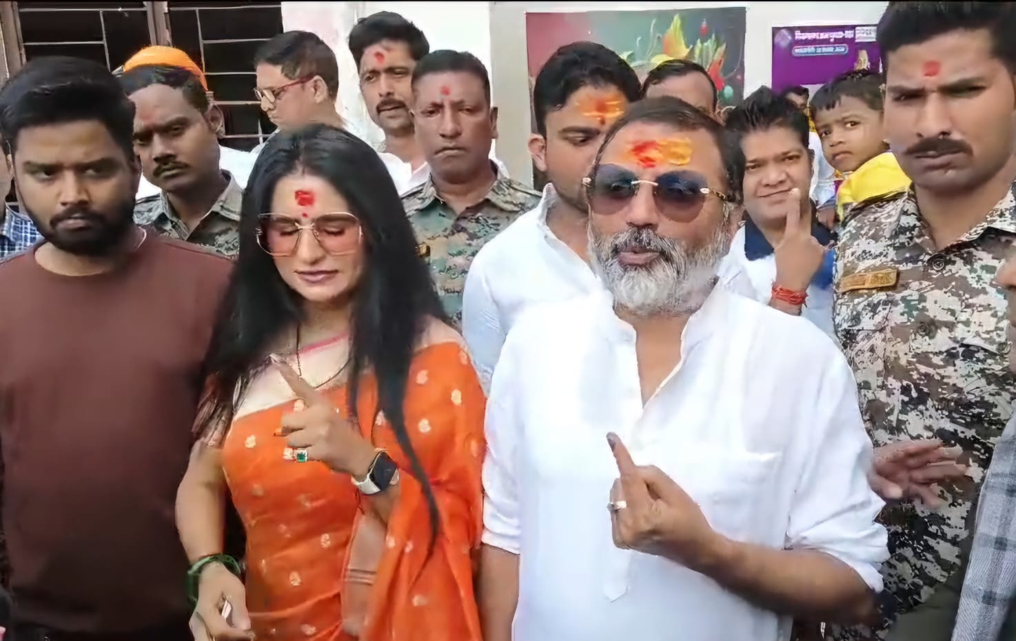 निशिकांत दुबे ने पहली बार देवघर में पत्नी संग किया मतदान, एनडीए की पूर्ण बहुमत की सरकार बनने का किया दावा 