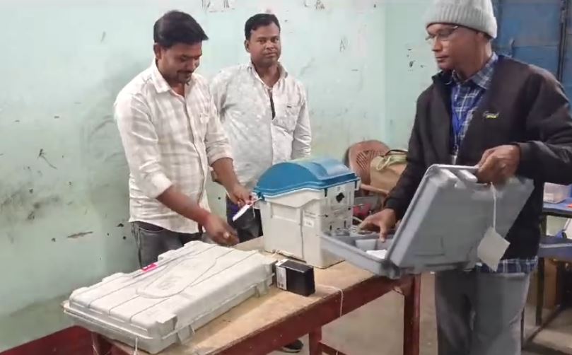 देवघर जिले में शांतिपूर्ण मतदान संपन्न, कई बूथों पर ईवीएम मशीन किया जा रहा है सील