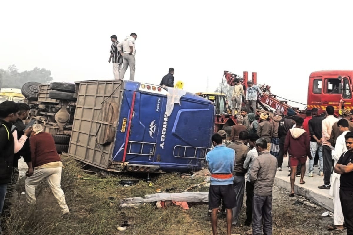 Breaking : हजारीबाग में दर्दनाक सड़क हादसा, बस पलटने से 4 लोगों की मौत, दर्जनों घायल