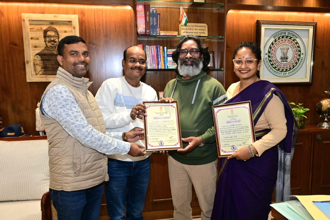 प्रचंड जीत के बाद सीएम हेमंत सोरेन से मिले प्रतिनिधि पंकज मिश्रा, सौंपा जीत का प्रमाण पत्र