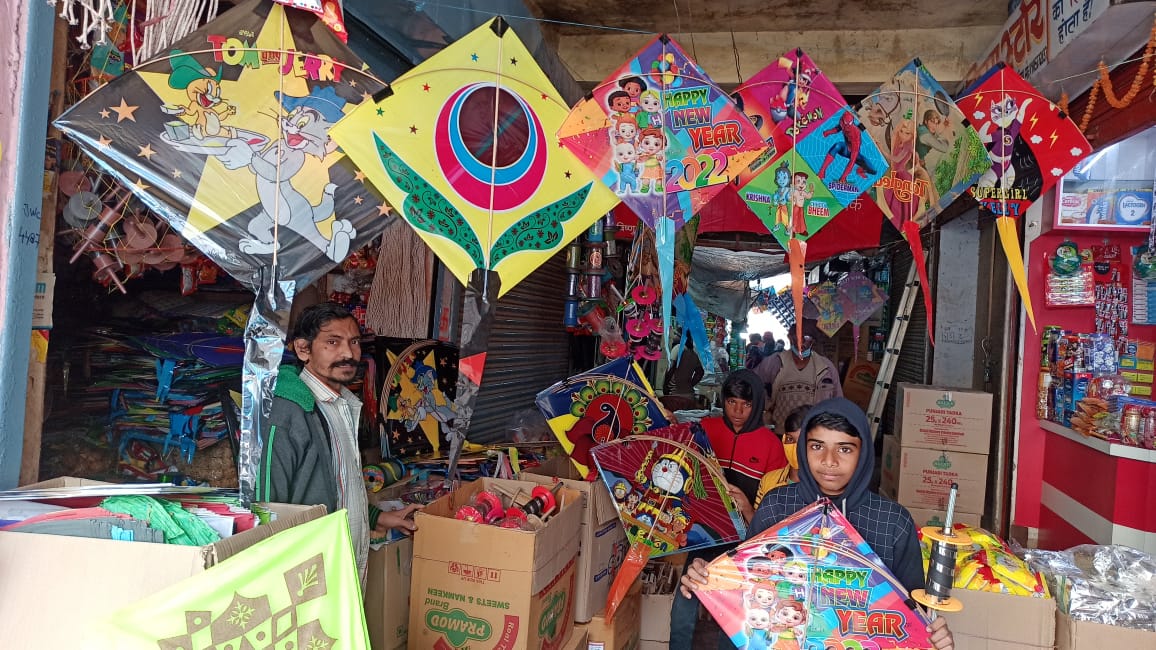 मकर संक्रांति पर सजा पतंगों का बाजार, बच्चे हुए रोमांचित
