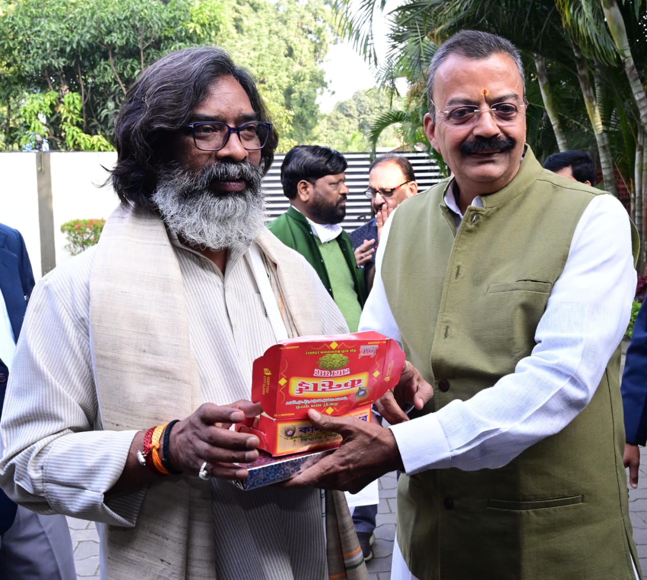 कांग्रेस प्रदेश उपाध्यक्ष ने हेमंत सोरेन को किया भेंट बैद्यनाथ धाम का प्रसाद और चाणक्य नीति किताब, कहा- जनता ने दिया 56 सीट