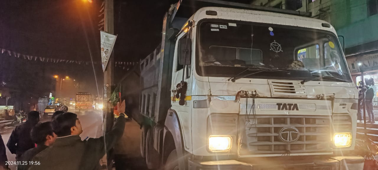 सरायकेला में चलती हाईवा का पीछे का लॉक खुला, बाल-बाल बचे राहगीर, बड़ा हादसा टला