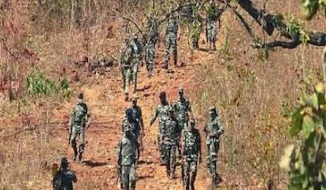 लातेहार में पुलिस और नक्सलियों के बीच मुठभेड़, हथियार छोड़ भागे उग्रवादी, सर्च ऑपरेशन जारी