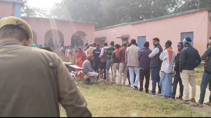आरा:तीन प्रखंडों के 40 पैक्स के लिए मतदान संपन्न, बाहरी लोगों का नाम सूची में जोड़े जाने से ग्रामीणों ने जमकर किया हंगामा