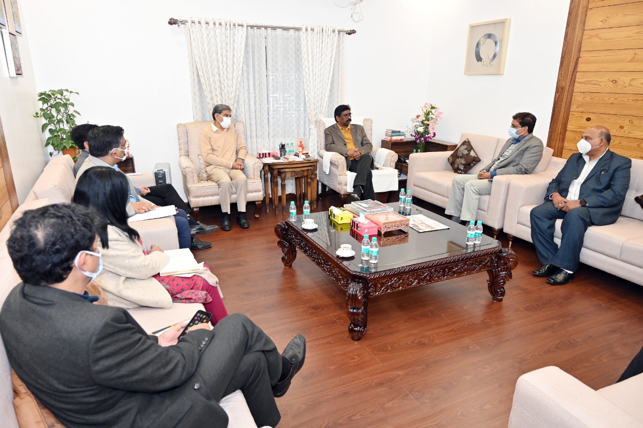 मुख्यमंत्री के साथ राज्य के अधिकारियों की उच्चस्तरीय बैठक, खाली पदों को जल्द भरने का दिया निर्देश