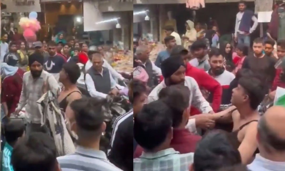 फेम पाने के लिए बीच बाज़ार ब्रा पहनकर रील्स बना रहा था युवक,भीड़ ने जमकर की कुटाई, देखिए VIDEO 