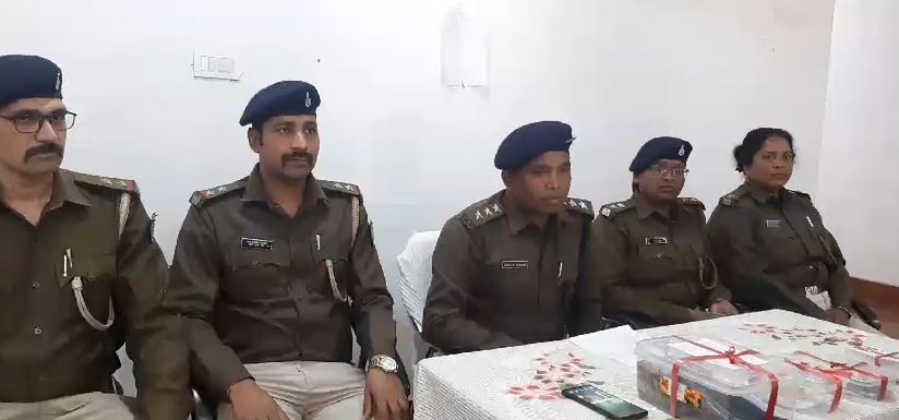 सरायकेला पुलिस की बड़ी सफलता, दो ब्राउन शुगर तस्कर को किया गिरफ्तार, जेल से चल रहा था कारोबार क सिंडिकेट
