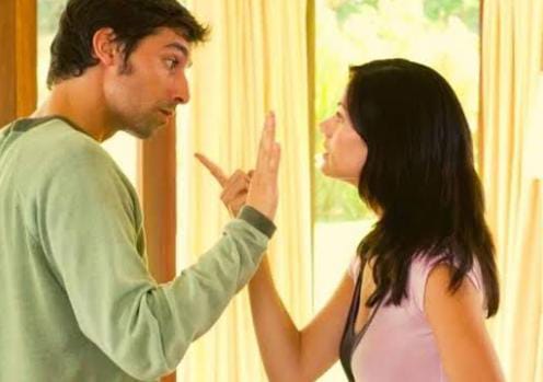 Vastu Tips:दिन रात घर में होता है कलह कलेश, तो आजमाएं ये वास्तु टिप्स, बढ़ेगा अपनों में प्यार