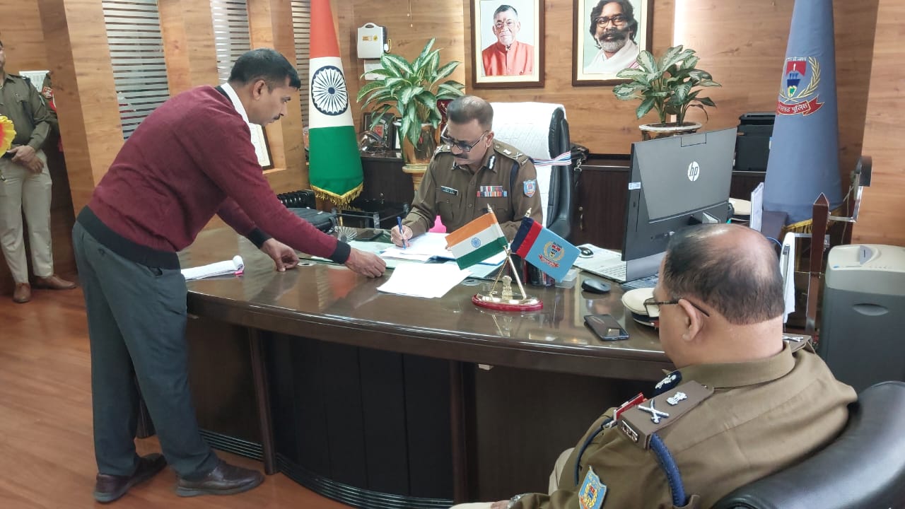 पदभार लेने के बाद प्रभारी DGP ने कहा- “पुलिस पब्लिक की सेवा के लिए है, यह बात सभी पुलिस कर्मी को समझना होगा”