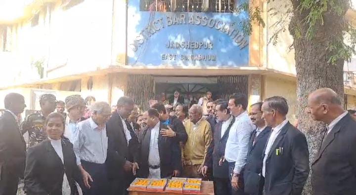 जमशेदपुर:नयी सरकार गठन की खुशी में जमशेदपुर कार्ट परिसर में बांटे गये लड्डू, पढ़ें मौके पर कुणाल षाडंगी ने क्या कहा