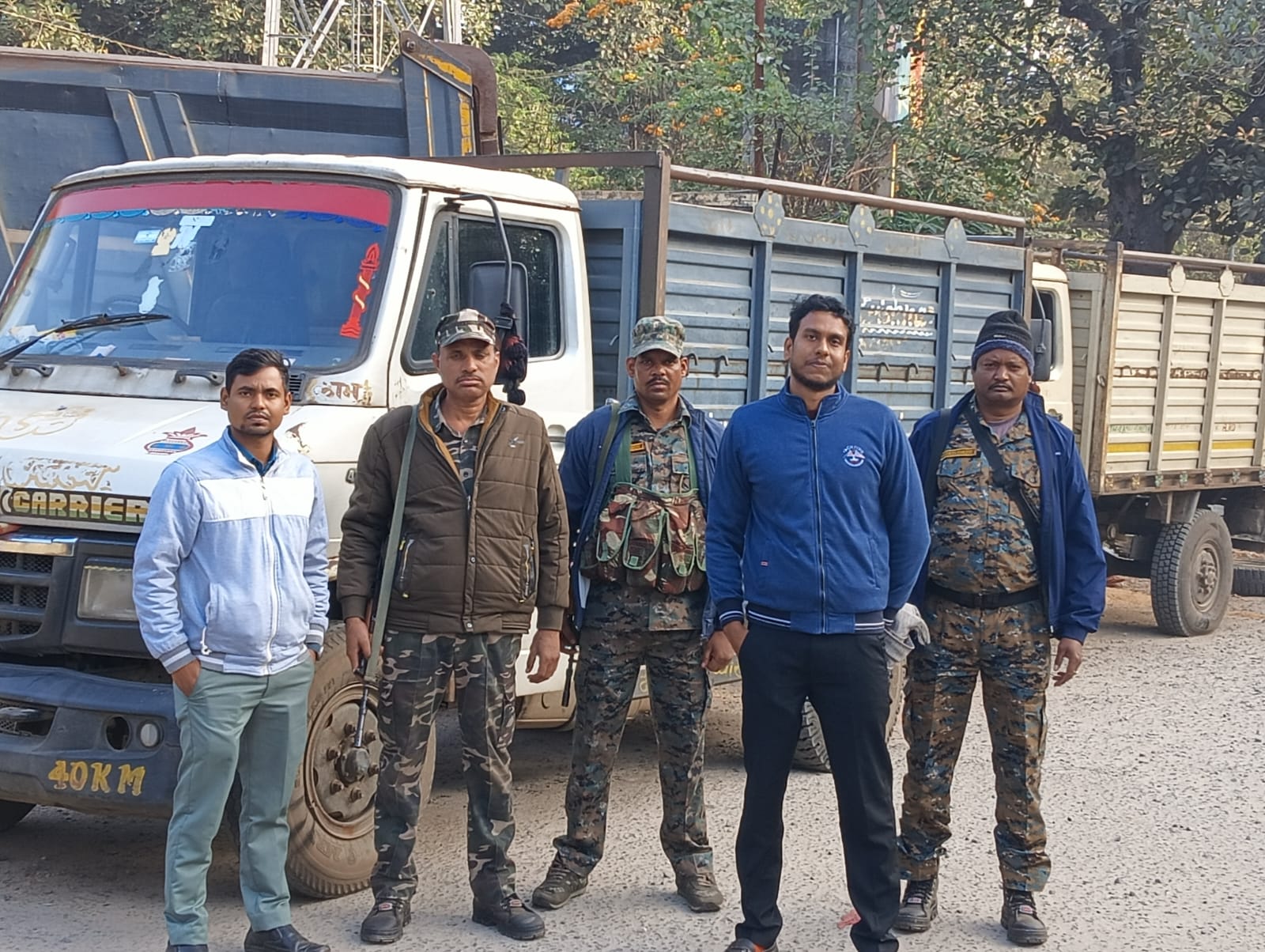 धनबाद के बालू तस्करों ने सीओ को पीटा तो टास्क फोर्स ने बालू लदे तीन वाहन किए जब्त