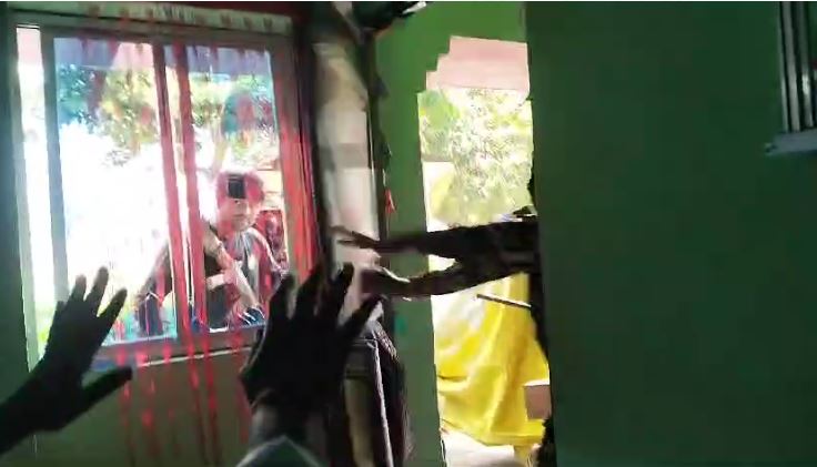 चुनाव के दौरान घर में घुसकर पुलिस ने मचाया तांडव!CCTV में कैद हुई वारदात,अब जांच का दिया हवाला,देखिए वीडियो    