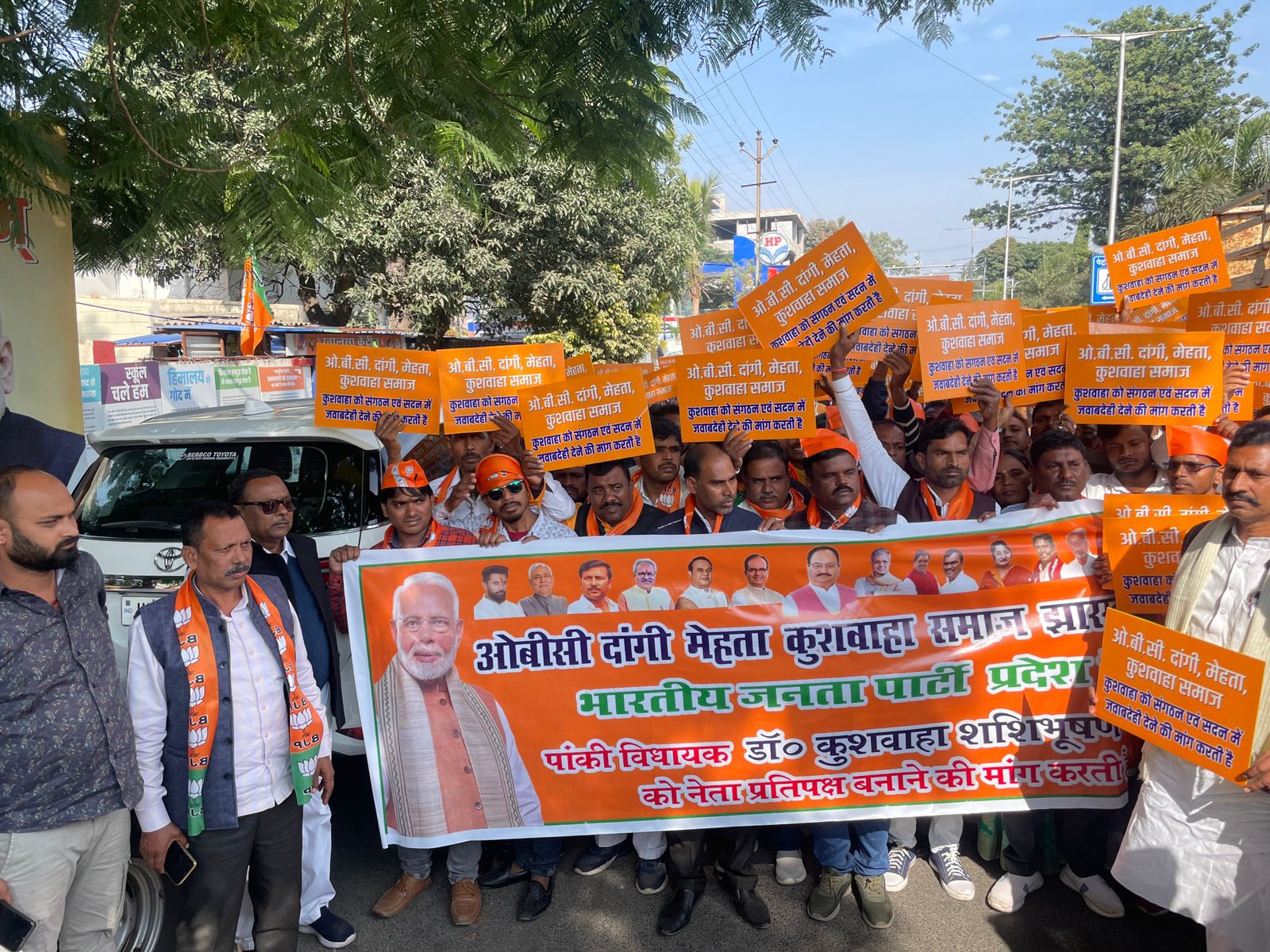 भाजपा की एक तरफ बैठक उधर विधायक शशि भूषण को लेकर हो रही थी नारेबाजी, समझिए क्या है पराजय झेल रही भाजपा के लिए एक नई मुसीबत