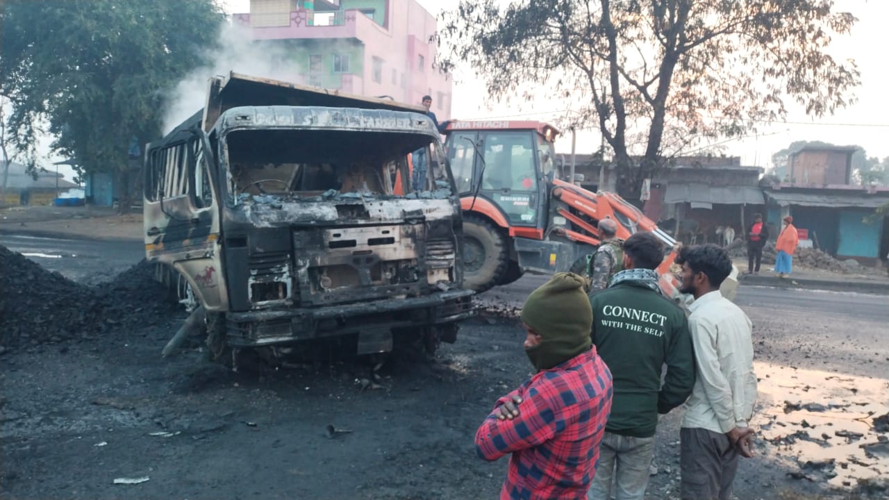 लातेहार में अपराधियों का उत्पात,दो कोयला लदा हाईवा फूंका, जानिए विस्तार से
