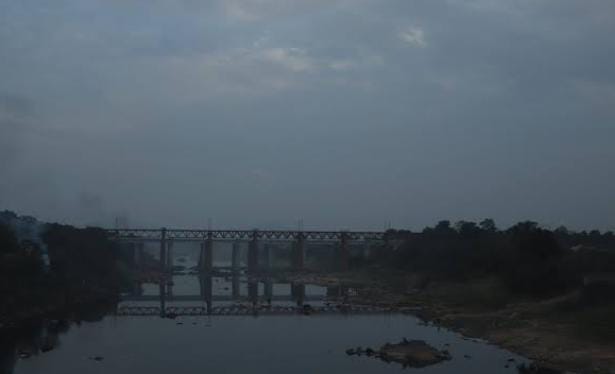 Jamshedpur Weather:लौहनगरी में फंगल तूफान का व्यापक असर, सामान्य से 5 डिग्री नीचे गिरा पारा, बूंदा बांदी से बढ़ी कनकनी