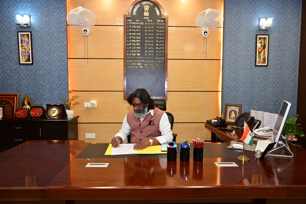 एक्शन में सीएम हेमंत सोरेन, झारखंड पुलिस अधिकारियों के साथ कर रहे बड़ी बैठक