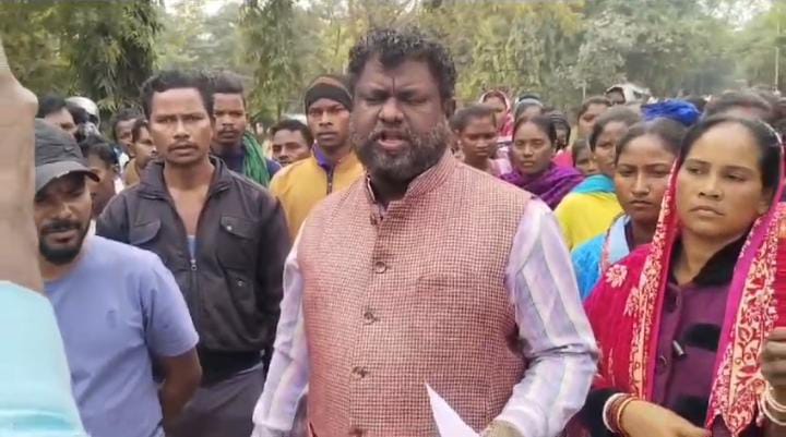 सरायकेला: संजना हांसदा हत्याकांड ने पकड़ा तूल, निष्पक्ष जांच को लेकर बस्तीवासियों ने सरायकेला- टाटा मार्ग किया जाम, पढ़ें क्या है परिजनों का आरोप