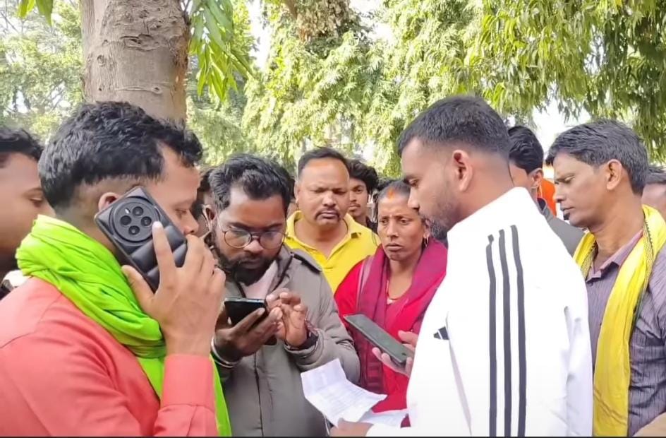 BIG UPDATE : आतिशबाजी में झुलसने के बाद भी डुमरी विधायक जयराम क्षेत्र में सक्रिय, जनता से मिलकर वादों को कर रहे पूरा