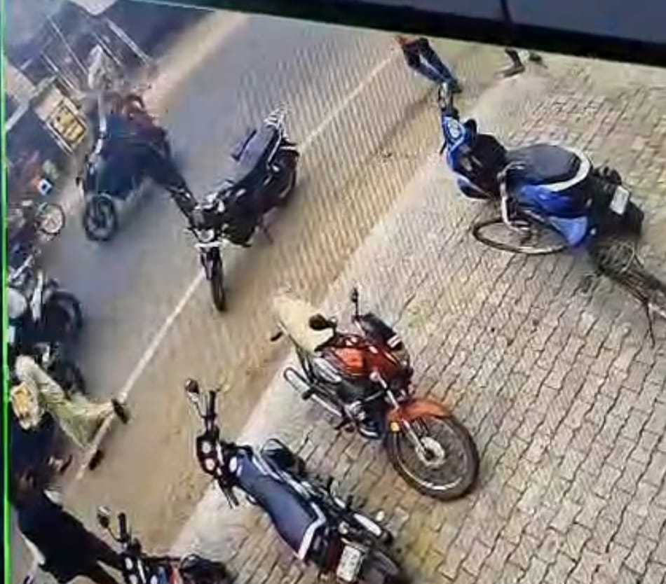 Dhanbad:  भीड़ को भनक नहीं लगी और बाइक की डिक्की तोड़ एक लाख रुपए उड़ा ले गए अपराधी, जानिए कैसे घटना को दिया अंजाम