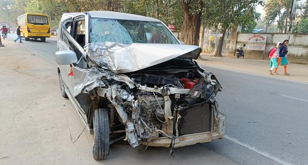 सिमडेगा में कार और ट्रक में टक्कर, चार घायल, एक की स्थिति गंभीर, कार के उड़े परखच्चे 