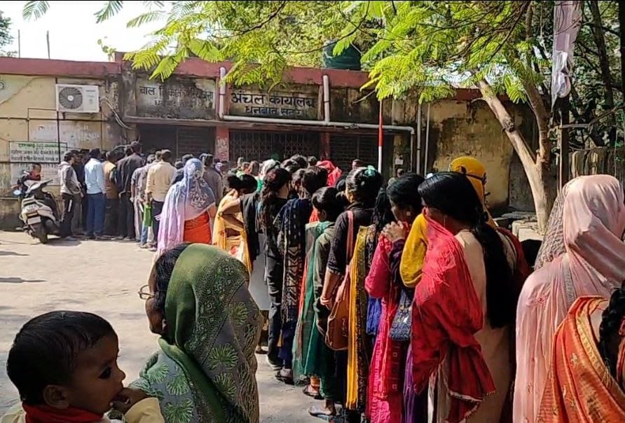 मंईयां सम्मान राशि : धनबाद में सड़क तक लाइन, महिलाओं में जितनी उत्सुकता, सरकार उतनी ही परेशानी में !