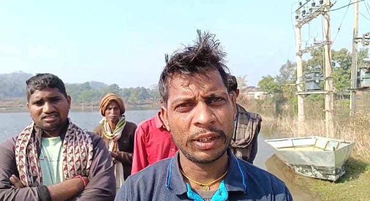 Gadhwa News:सिंजो गांव में फैला अन्नराज डैम का पानी, चार महीनों से ग्रामीणों का आना जाना हुआ मुश्किल, पढ़ें क्या है लोगों की मांग