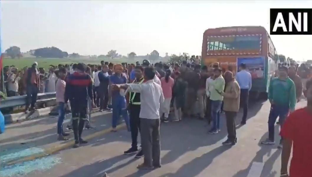 बस और वाटर टैंकर के बीच ज़ोरदार टक्कर, मौक़े पर 8 लोगों की मौत, 19 घायल, जानिए कहां हुआ हादसा 