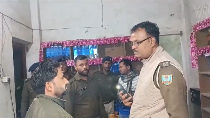 साहिबगंज में उत्पाद प्रशासन की बड़ी करवाई, सरकारी शराब दुकान से भारी मात्रा में नकली शराब जब्त