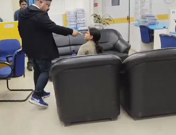 बैंक में घुसकर ग्राहक ने कर दी महिला कर्मचारी की पिटाई, देखिए लाइव वीडियो