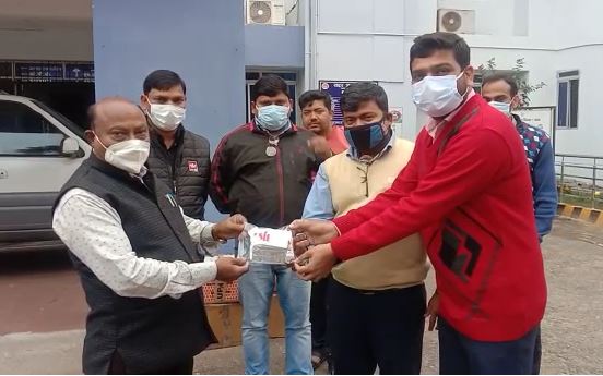 सरायकेला में कोरोना मरीजों के लिए आगे आई  कंपनियां, श्री सीमेंट कंपनी ने सौंपे ढाई सौ कोरोना किट  