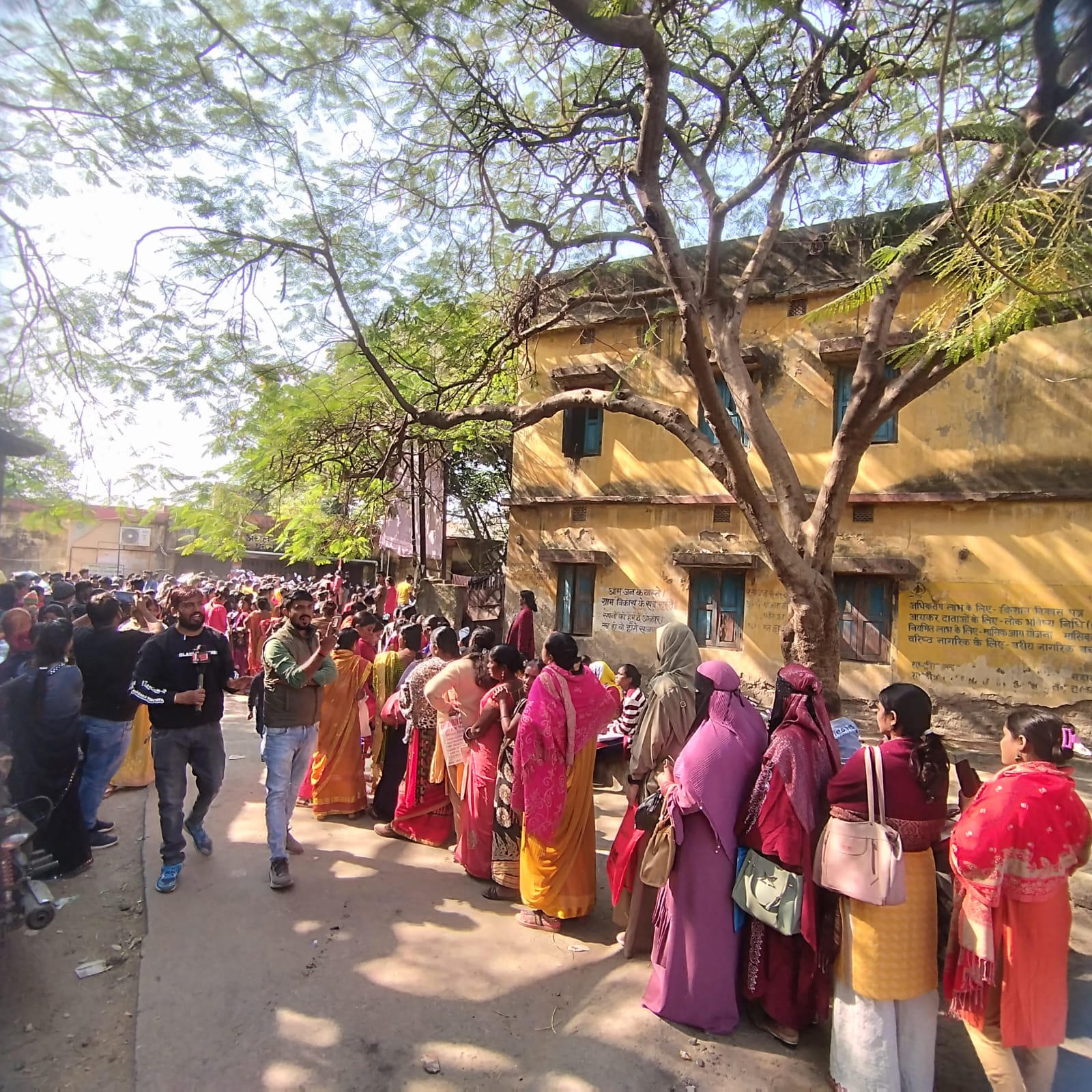 मईया सम्मान योजना: महिलाएं राशि पाने को बेचैन तो झारखंड सरकार फंड के जुगाड़ में परेशान,फिर लगी लम्बी लाइन  