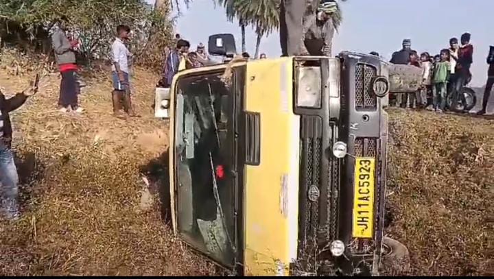 Giridih Breaking:पिकनिक मनाने जा रहे स्कूली बच्चों से भरी बस पलटी, तीन बच्चे  गंभीर रुप से घायल, पढ़ें हादसे की वजह