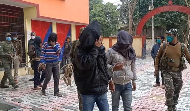 गुमला पुलिस के हत्थे चढ़े माओवादी निर्मल मिंज के सहयोगी, हथियार के साथ चार अपराधी गिरफ्तार  