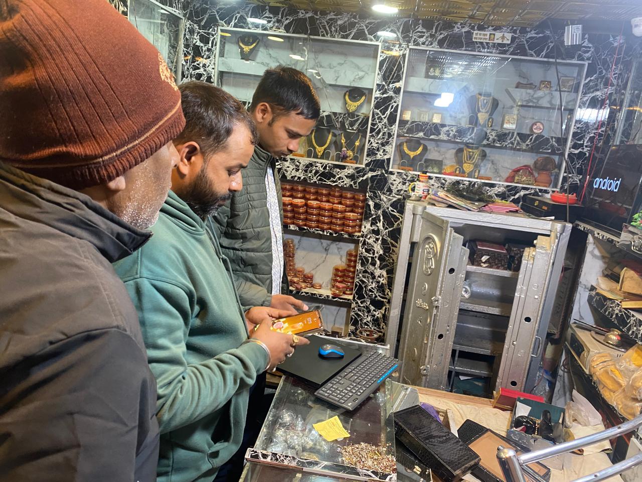 गुमला : ज्वेलर्स दुकान से चोरों ने उड़ाये लाखों का सामान, शटर उखाड़ कर दिया घटना को अंजाम