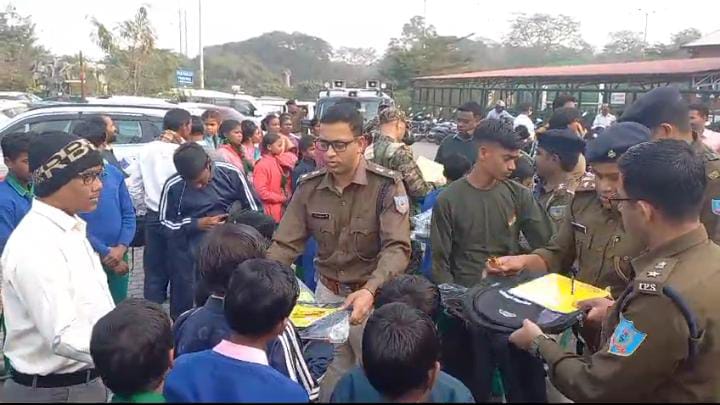 जमशेदपुर पुलिस की सराहनीय पहल, लखाईडीह गांव के स्कूली बच्चों को करायी टाटा जू की सैर, बच्चों में दिखा उत्साह