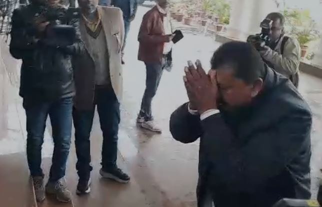 जरमुंडी विधायक देवेंद्र कुंवर का अनोखा अंदाज, लोकतंत्र के मंदिर में किया साष्टांग दंडवत