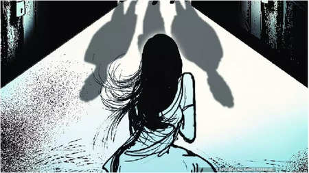 नाबालिग लड़की के साथ अमानवीय व्यवहार, जूते-चप्पल की माला पहनकर सरेआम घुमाया, परिवार घर छोड़ किया पलायन