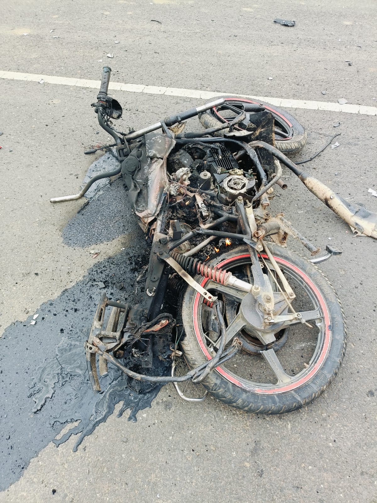 मोटरसाइकिल को 1 किलोमीटर तक घसीटता चला गया ट्रक, बाइक सवार के साथ क्या हुआ जानिए