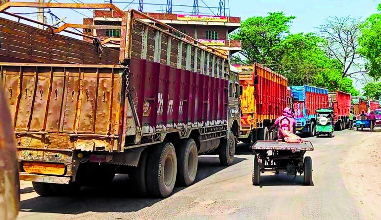 पटना-आरा-छपरा में महाजाम, 2 महीने से अटका है 20 हजार ट्रक, 70 किलोमीटर तक लगी लाइन