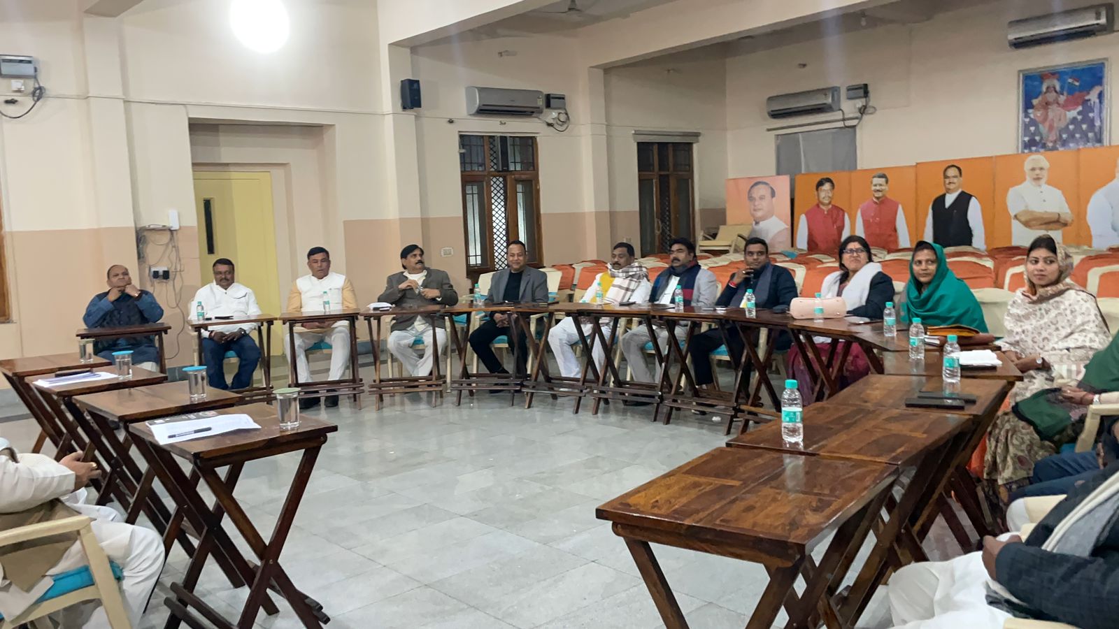 भाजपा प्रदेश कार्यालय में विधायक दल की बैठक शुरू, चंपाई व बाबूलाल समेत सभी विधायक मौजूद 