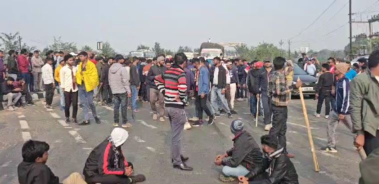 JSSC-CGL परीक्षा परिणाम के विरोध में हजारीबाग बंद, छात्रों ने फोरलेन किया जाम