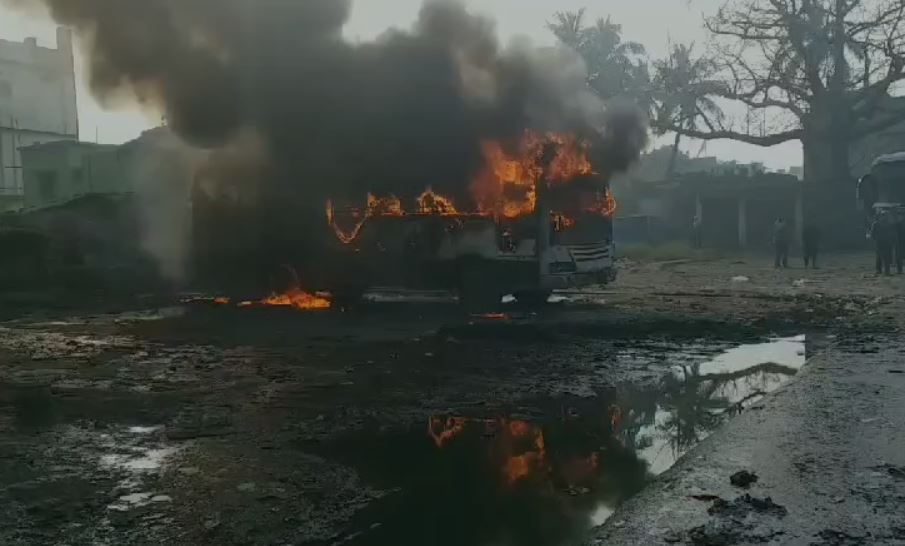 Bihar News: पूर्णिया बस स्टैंड में खड़ी दो बसों में लगी भीषण आग, मची अफर-तफरी