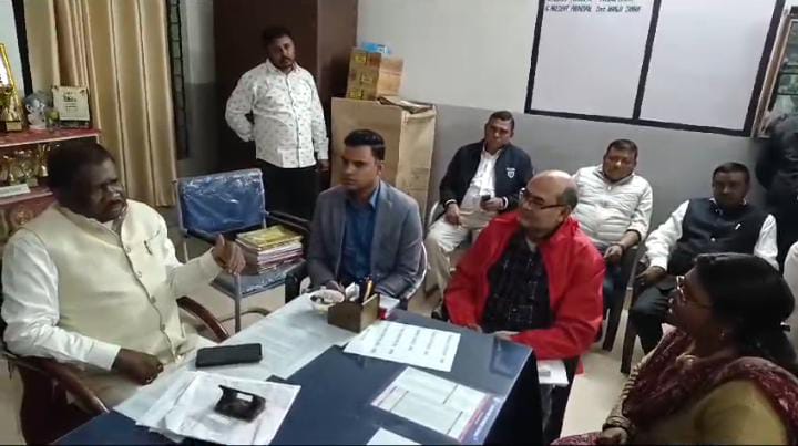 जमशेदपुर:पदभार संभालते ही एक्शन में शिक्षा मंत्री रामदास सोरेन, स्कूलों का किया निरीक्षण, बच्चों की कम संख्या देख गुस्साएं