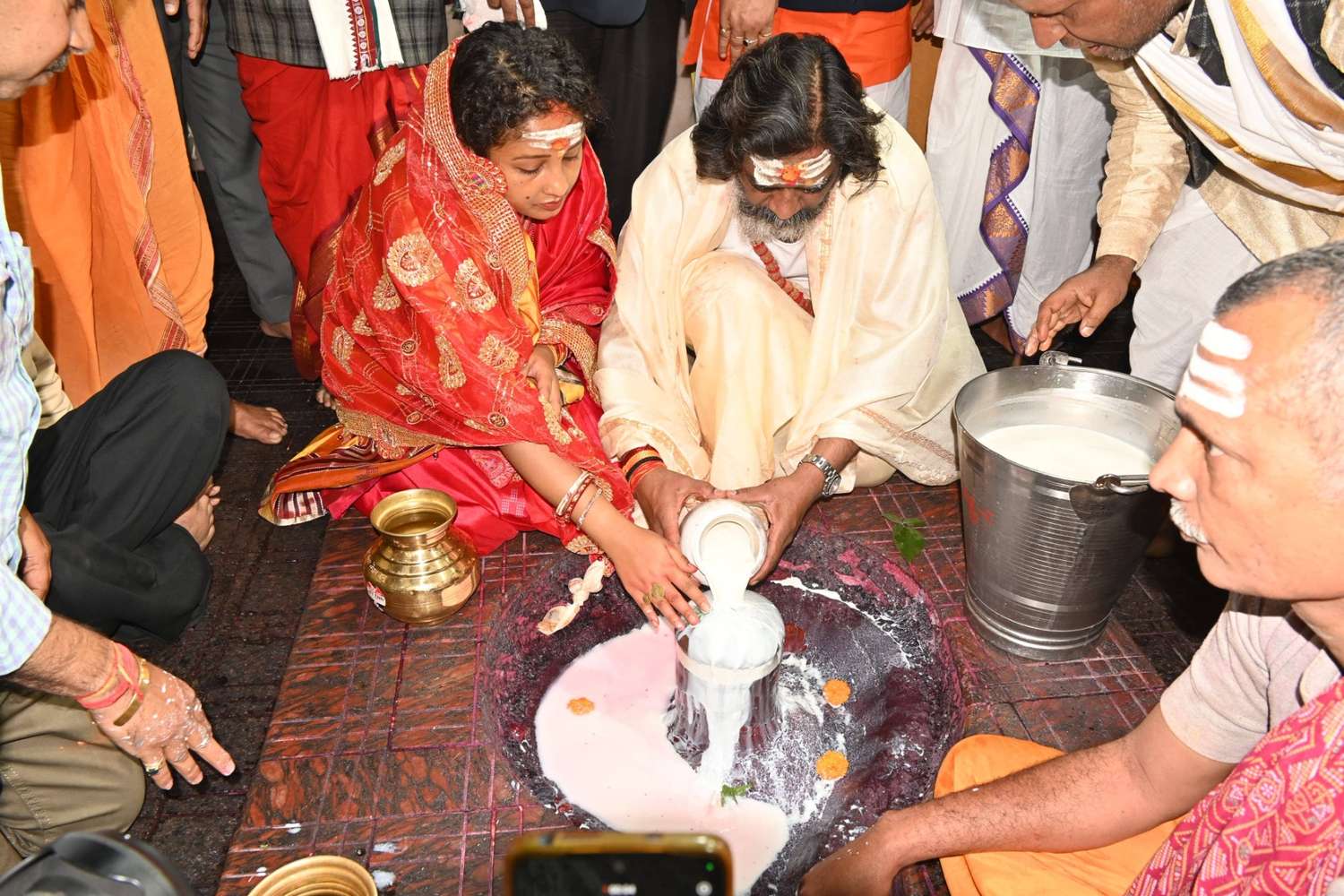 बाबा बासुकीनाथ धाम में सीएम हेमंत ने पत्नी संग की पूजा अर्चना, कहा- मंदिर के विकास के लिए राज्य स्तर पर की जाएगी पहल