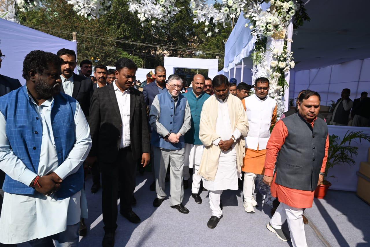 पूर्व केंद्रीय मंत्री अर्जुन मुंडा के भाई के श्राद्ध क्रम में पहुंचे राज्यपाल, भाजपा नेताओं का भी लगा तांता