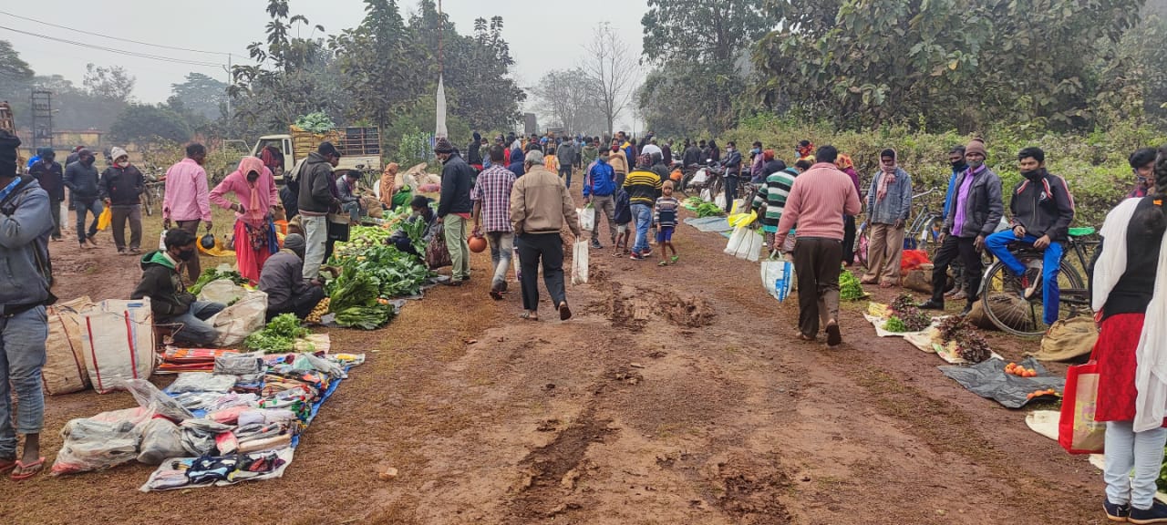 गुवा में कोरोना के कारण प्रशासन ने बाजार हाट को किया शिफ्ट, दूरी बनाकर दुकानदार अब बेचेंगे अपना सामान